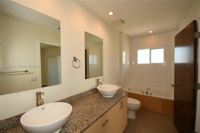 Building Photo - 2780 SW 33rd Ave