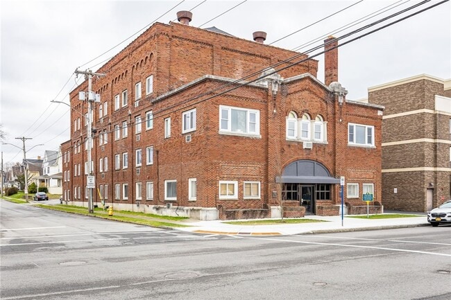 Building Photo - 400 Main St