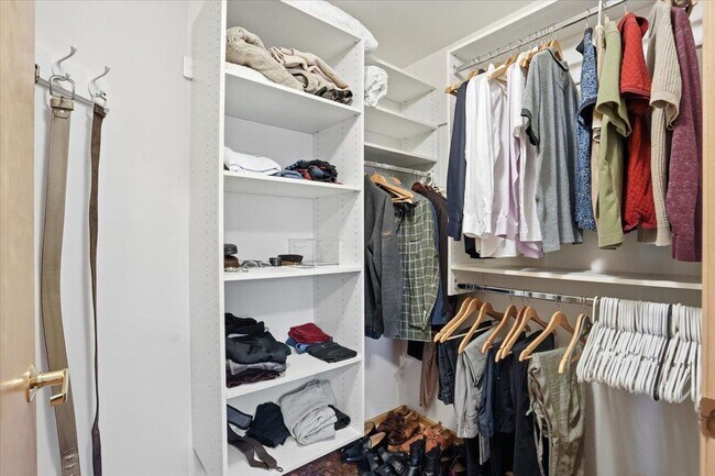 Building Photo - 1140 E Dayton St