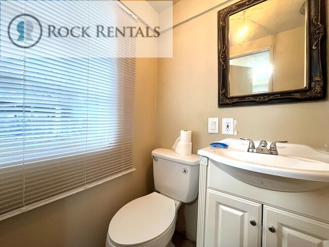 Building Photo - COMING SOON! 3 Bedroom 1.5 Bath House in Great Neighborhood