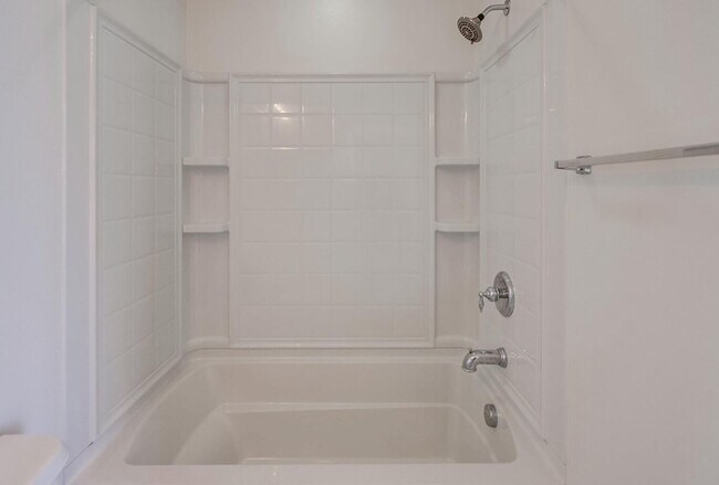 Building Photo - Available Now! Tri-Level 3 Bedroom 3.5 Bath Townhome!!