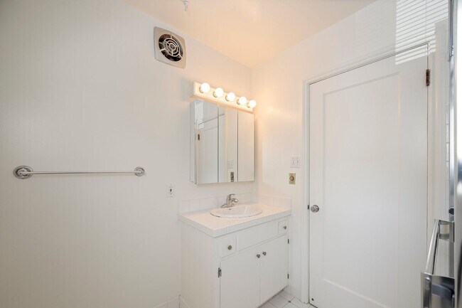 Building Photo - North Berkeley 2 Bedroom Rare Finds!