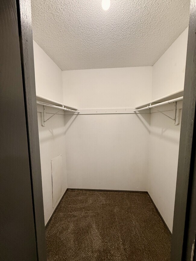 Building Photo - 209 NE Timbercreek Dr