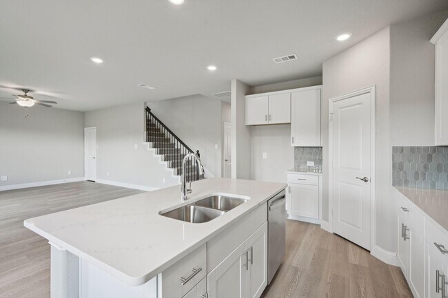 Building Photo - 2116 Gustavus Dr