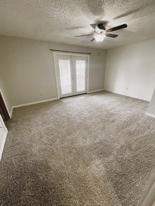 Building Photo - Perfect Pool House!!