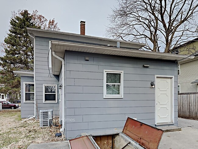 Building Photo - 424 E Park Ave