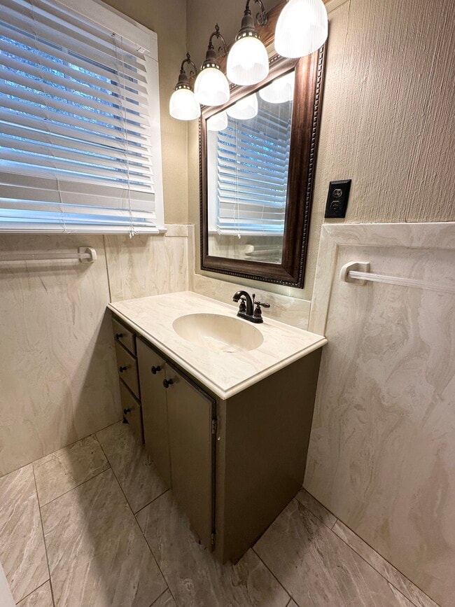 Building Photo - 1312 W University Ave