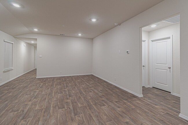 Building Photo - $300 OFF 1ST MONTH RENT IF YOU MOVE IN WIT...