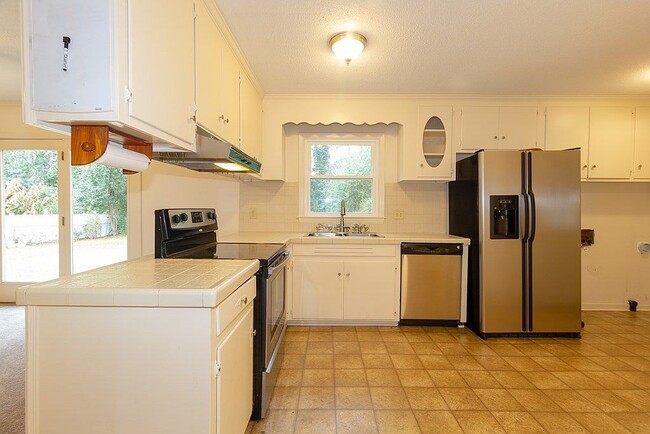 Building Photo - 408 Pineview Dr