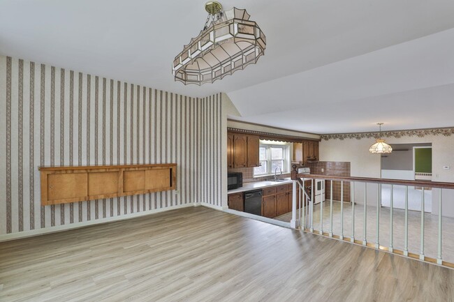 Building Photo - 334 S River Rd