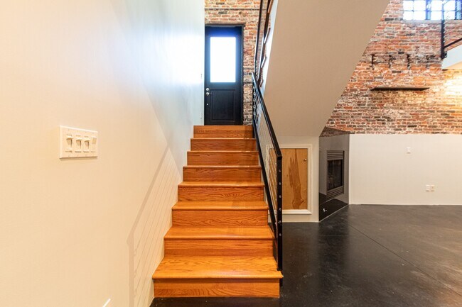 Building Photo - 2401 S 12th St