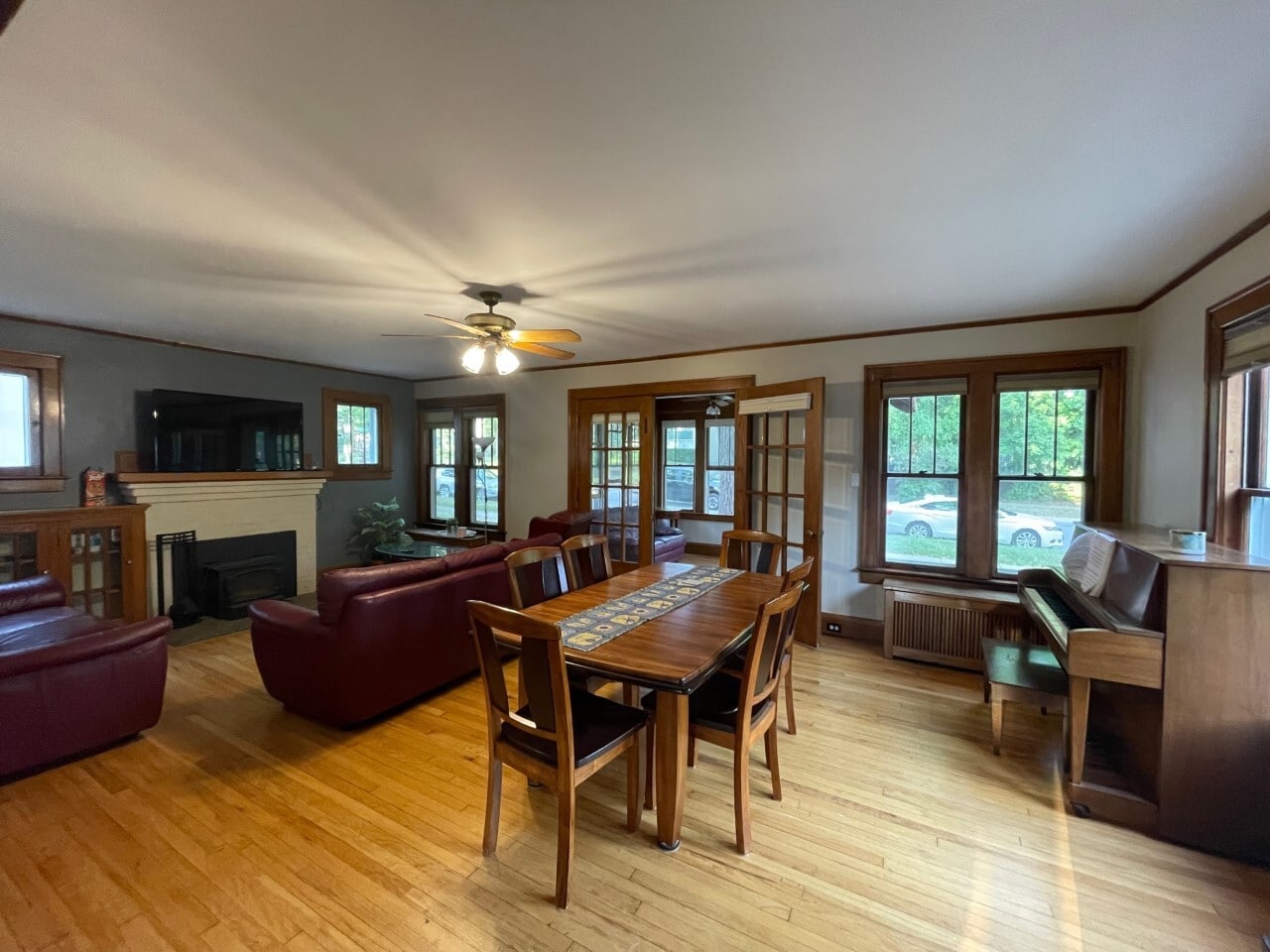 Living room - 1010 S Forest Ave