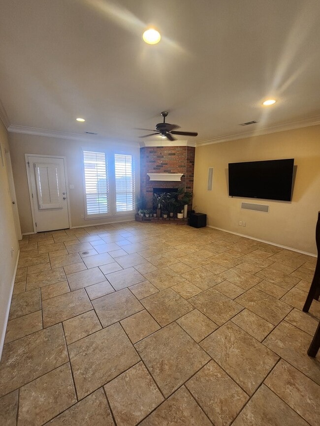 Building Photo - 3 bed 2 bath patio home, 3 car garage!
