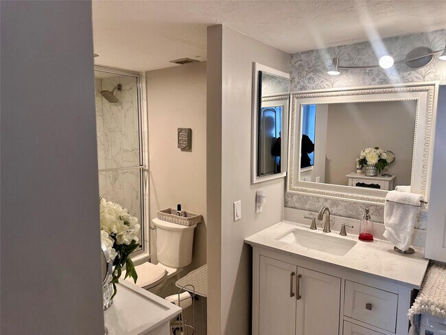 Building Photo - 1147 Hillsboro Mile