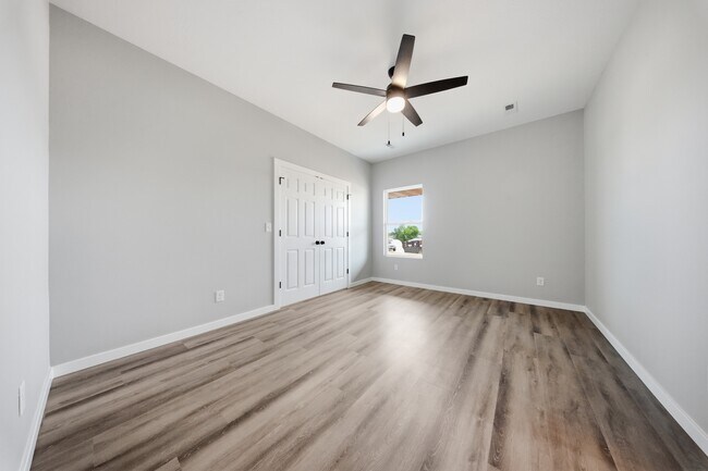 Building Photo - 870 s Orchard Way