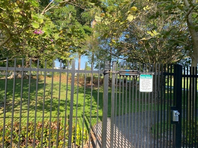 Building Photo - 1001 Hillcrest Ct