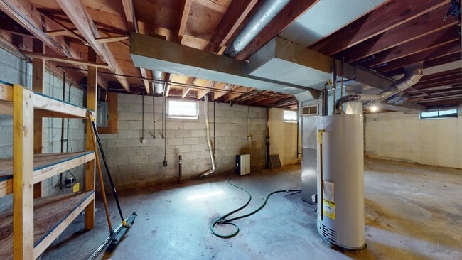 Building Photo - Spacious 2 Bedroom w/Basement & Vaulted Ceilings