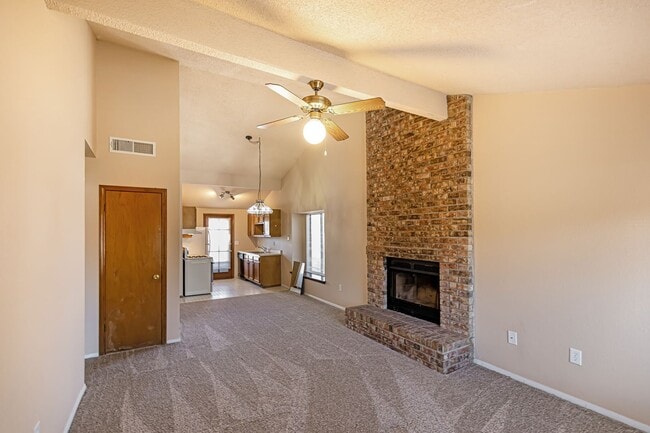 Building Photo - Super cute 2 bedroom townhouse!
