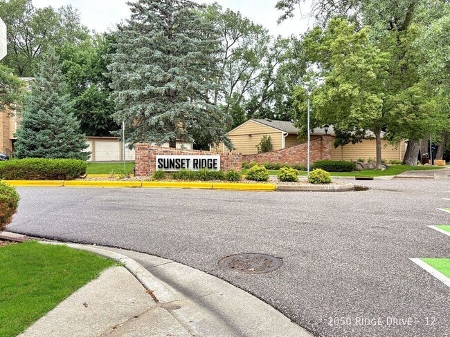 Building Photo - 2050 Ridge Dr