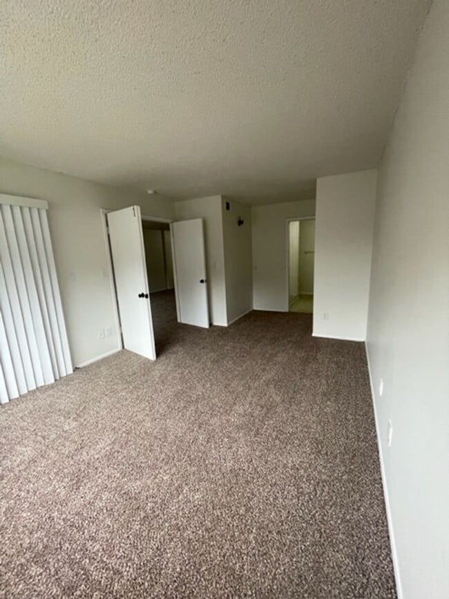 Building Photo - 313 Dirksen Dr