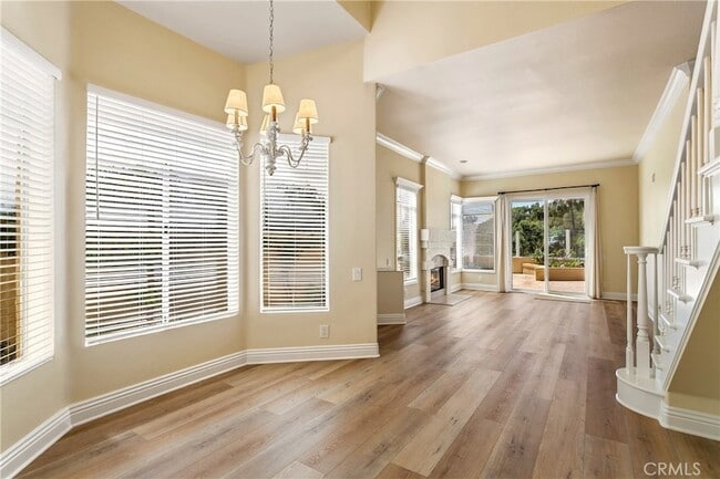 Building Photo - 11 Reina