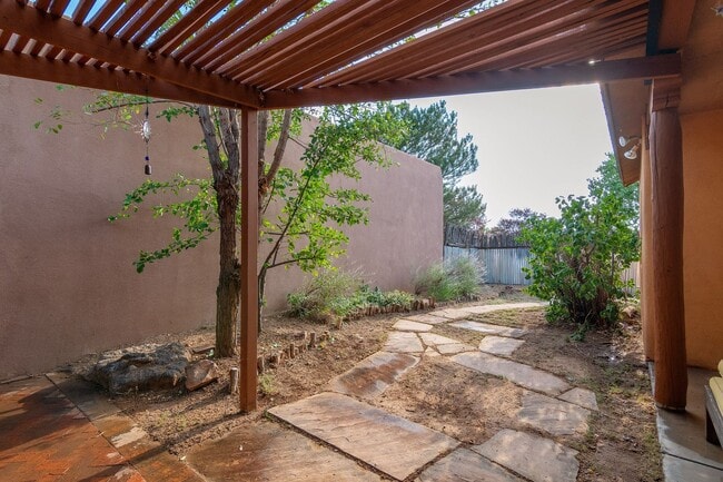Building Photo - Cute Single Family Home Available now!