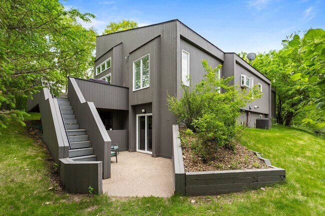 Building Photo - 2925 Minnehaha Curve