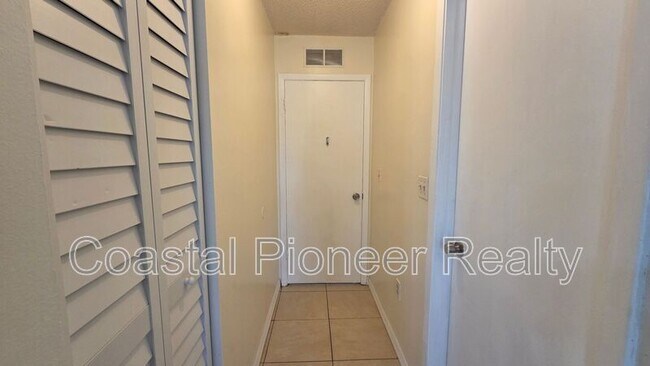 Building Photo - 4817 Cypress Tree Dr