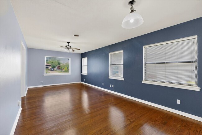Building Photo - 2104 Hillburn Dr