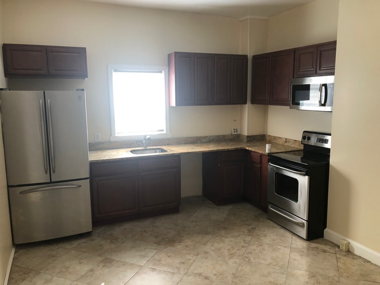 Building Photo - 145 Magnolia St