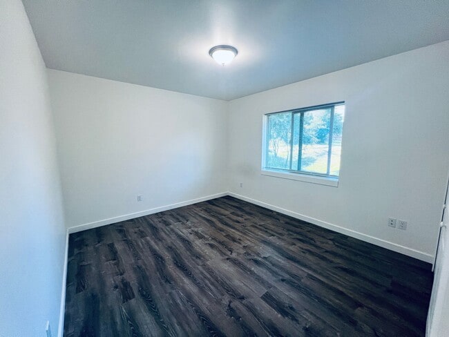 Building Photo - Almost new 3 bedroom, 3 bath Townhome
