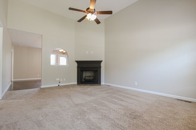 Building Photo - Three Bedroom in Autumn Creek!