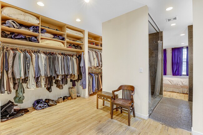 Building Photo - 944 W Lake St