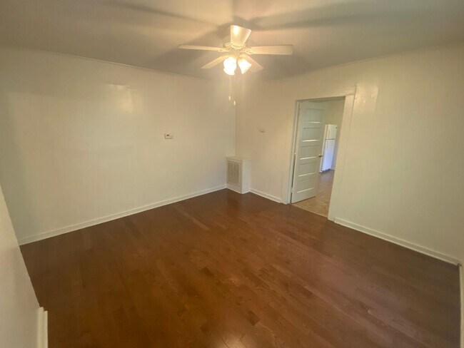 Building Photo - 1 Br Duplex Near Duke East - Fenced Yd - Huge Kitchen!
