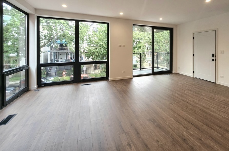 Building Photo - 3710 N Kenmore Ave