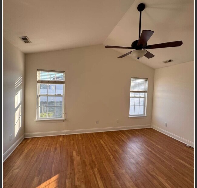 Building Photo - 2953 Beunavista Ct