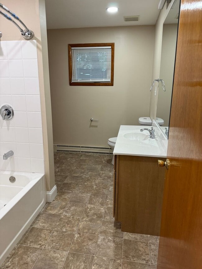 Building Photo - Stunning 3-bedroom, 3-bathroom single family home