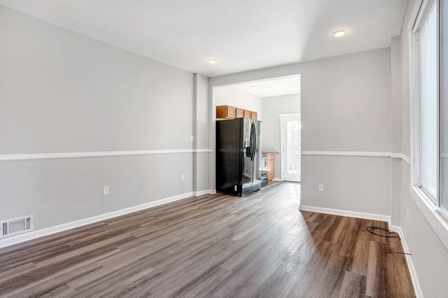 Building Photo - Spacious Two Bed Available July 10th! Central Air, Dishwasher, Laundry, Off Street Parking!