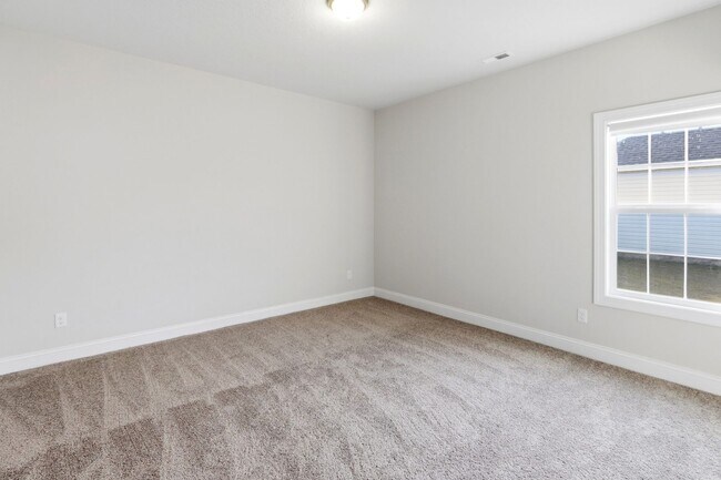 Building Photo - Spacious Living in Stateside – Comfort, Style & Convenience!