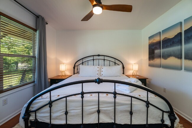 Building Photo - Mountain Lux Home - Centrally Located in Brevard! Furnished Mid- Term Rental Available from Novem...