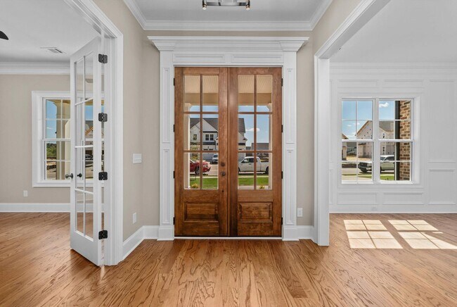 Building Photo - 565 River Oaks Ln