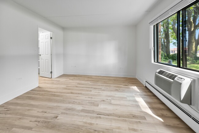 Building Photo - Modern 1 Bedroom Apartments | Recently Renovated | Pet Friendly | Prime Location