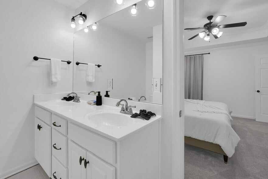 Building Photo - 8261 Dison Dr