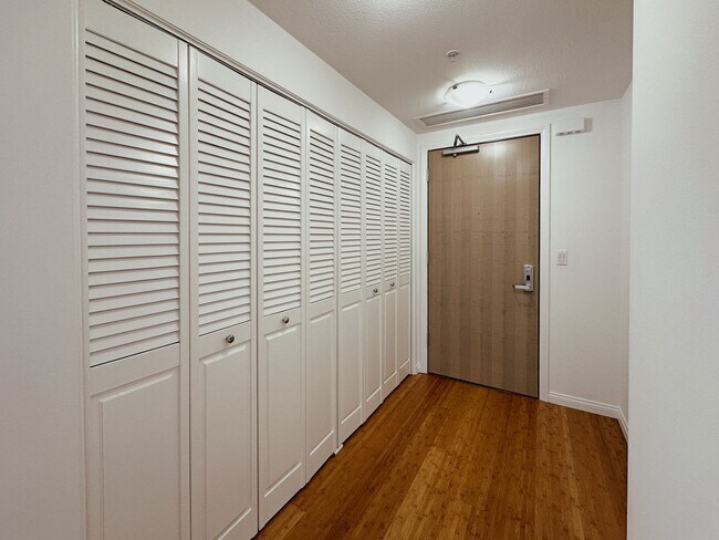 Building Photo - Modern 2 Bed, 2 Bath Condo in the Heart of the Marina District