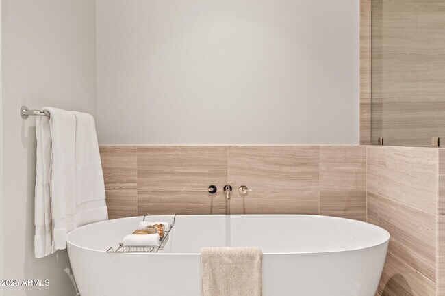 Building Photo - 5000 N Camelback Rdg Dr