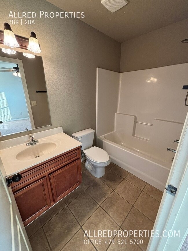 Building Photo - 1712 N Chestnut Ave