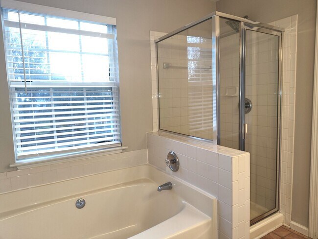 Building Photo - Pristine, 4 bed, 2.5 bath Home Located in the Southbridge Forest Community!