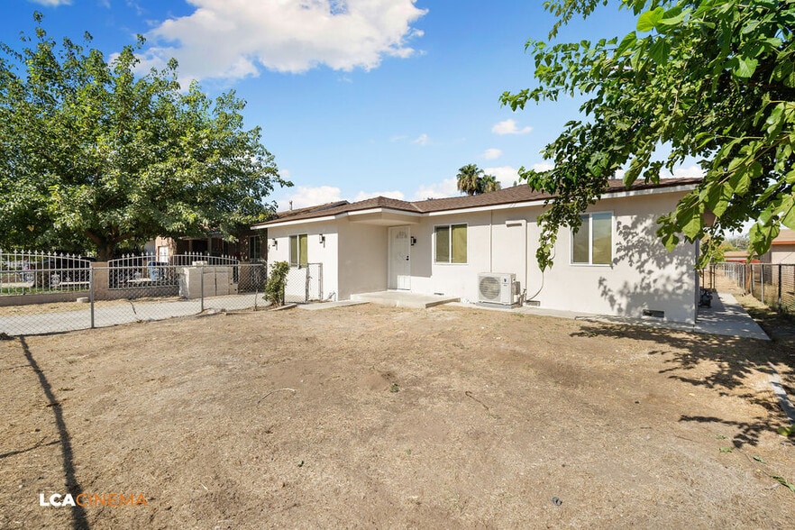 Building Photo - 10800 Santa Barbara St