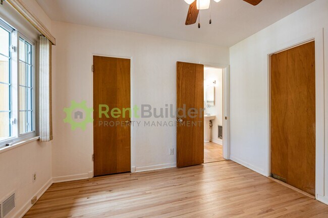 Building Photo - 3822 La Hacienda Dr NE