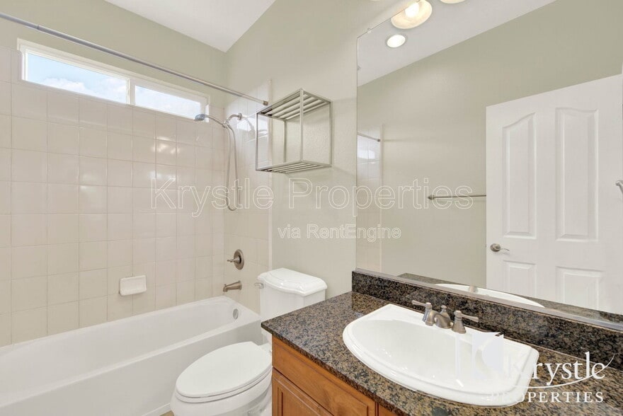 Building Photo - 300 Poplar Ave